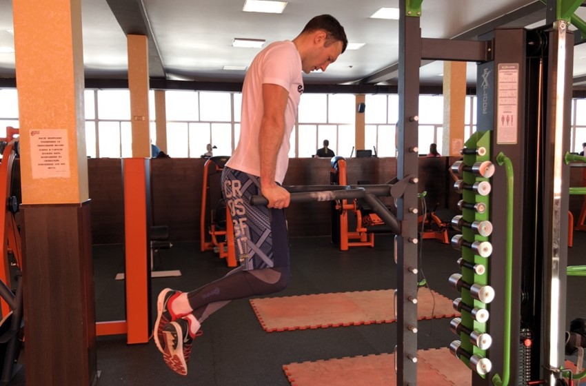 Фото 21 — Как правильно делать отжимания на брусьях